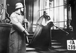 Fascistas, nazis, comunistas... El nido de espías del Vaticano y el jesuíta que los 'destapó'