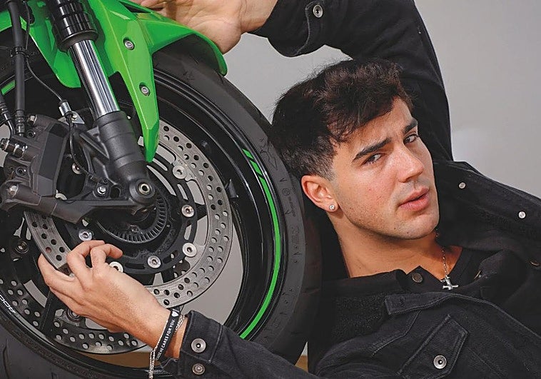 Óscar Casas: «Con Ana Mena empecé con mal pie: me hice el chulo con la moto y me di una torta»