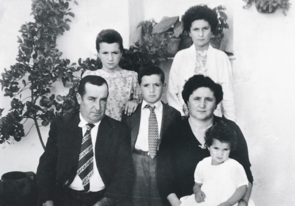 Luis Landero, sus padres y sus hermanas se mudaron desde Alburquerque (Badajoz) al barrio de Prosperidad, en Madrid, en 1960, cuando el escritor tenía 12 años.