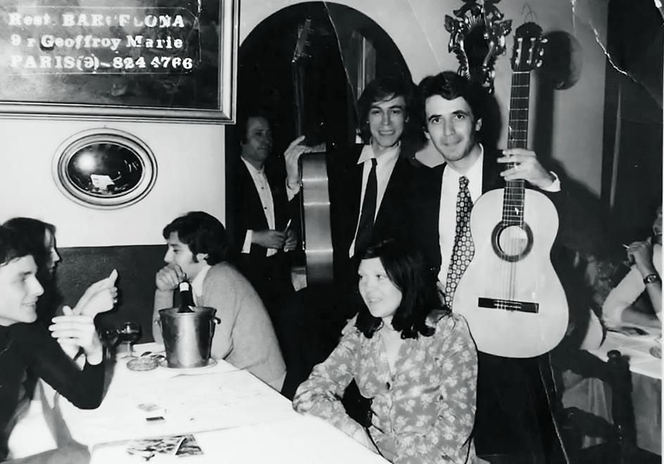 Dejó la guitarra por la literatura. «Para tocar un instrumento hay que ejercitarse varias horas al día, y para escribir, también: era una cosa u otra. Y la literatura era compatible con estudiar», cuenta Landero.