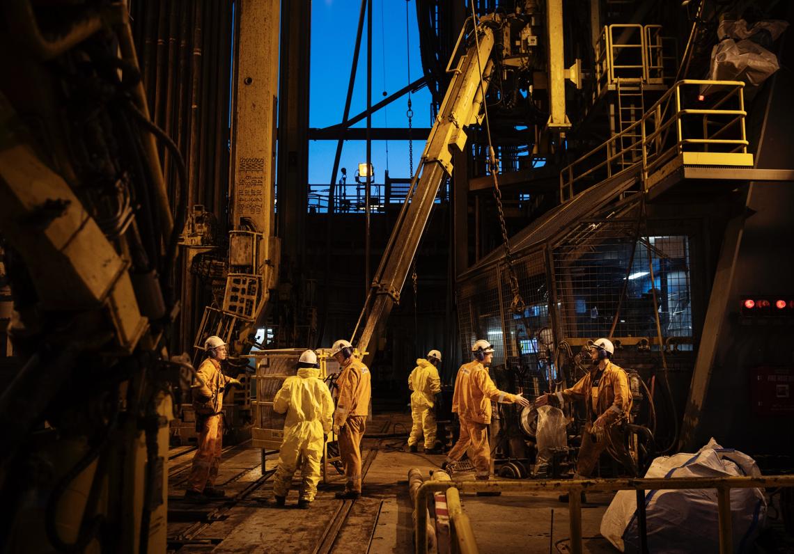 Trabajadores en una plataforma noruega en el mar del Norte. El país nórdico explota 97 yacimientos y realiza nuevas prospecciones en el Ártico. Ellos no son tan escépticos como Farouk sobre el futuro del petróleo. «Las compañías trabajan duro para limitar el impacto ambiental, pero la transición verde no va a acabar con la industria petrolera», afirma Simon Indrekvam, trabajador del sector.