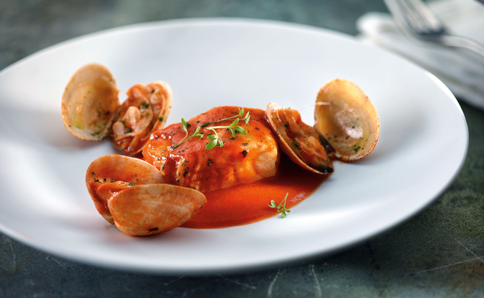 Merluza con almejas, albariño y tomate