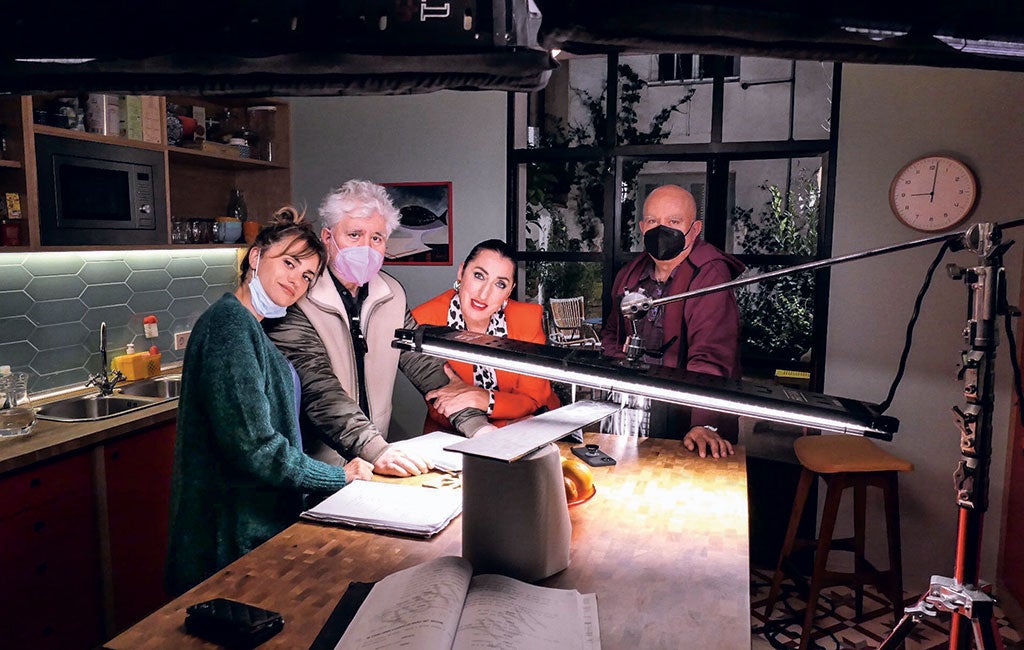 Julieta vuelve en 'Madres paralelas', lo nuevo recién rodado de Almodóvar. Con él, Penélope Cruz, Rossy de Palma y su hermano Agustín.