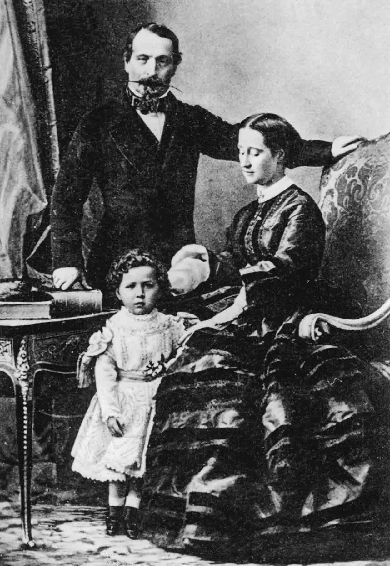 Tras varios abortos, en 1856 nació el heredero. En esta imagen, los emperadores con su hijo Napoleón Eugenio en 1860.