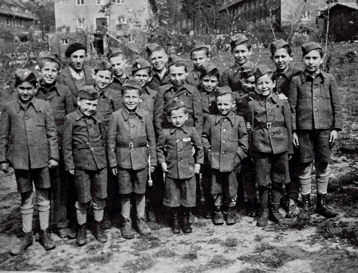 Los americanos que liberaron el campo vistieron a los niños judíos con uniformes de las Juventudes Hitlerianas por no tener otras ropas. Al fondo el tercero por la derecha, Waisman.