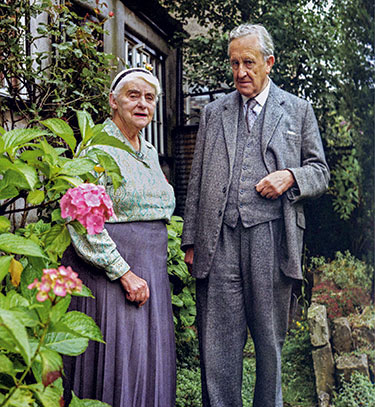 Se casó con Edith Brath en plena Primera Guerra Mundial. Tuvieron cuatro hijos. Uno de ellos, Christopher, terminó de escribir en 2006 el relato ‘Los hijos de Hurin’, que Tolkien había dejado inconcluso en 1918.