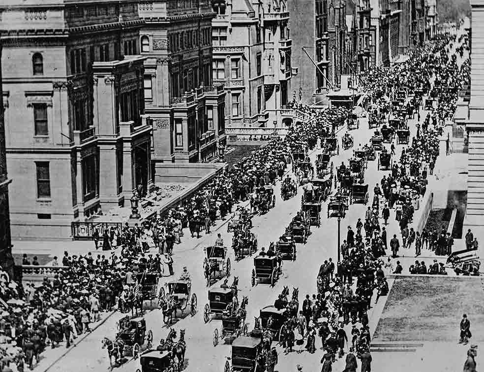 En Manhattan, en 1900, había 130.000 caballos, lo que generaba problemas de higiene. Dejaban en las calles 1100 toneladas de estiercol al día.