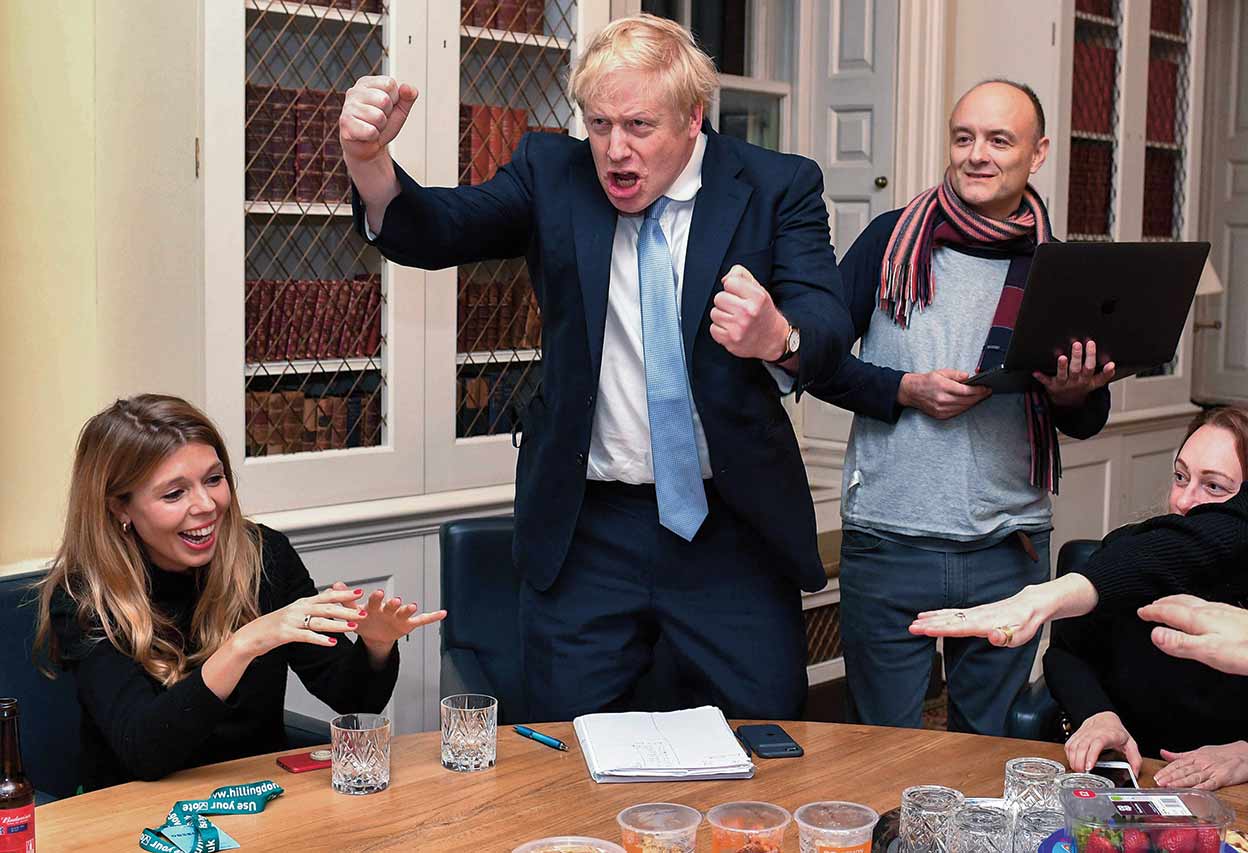 El 'golpe maestro' que le atribuyen a la primera dama es haberse desecho del principal asesor de Johnson, Dominic Cummings (detrás de él en la foto). Él, artífice del Brexit, que se jactaba de poder manipular a los británicos a su antojo, no supo reconocer las habilidades de Carrie.
