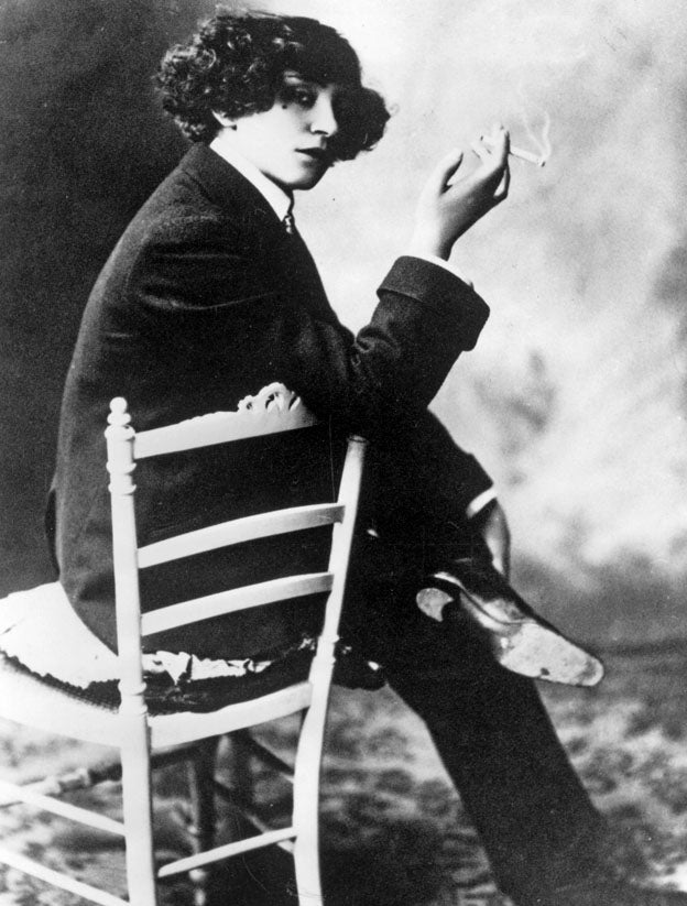 Las mujeres solo podían utilizar pantalones en los escenarios de teatro. Colette apareció vestida de hombre en los salones de París.