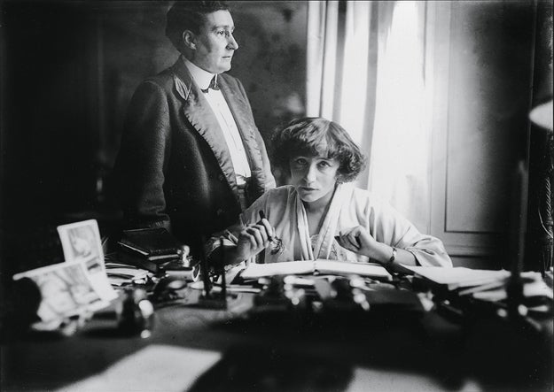 Mathilde de Morny -Missy- y Colette en su piso de París en 1910. Actuaron juntas en el music hall. Missy era marquesa, travestida y exdrogadicta.