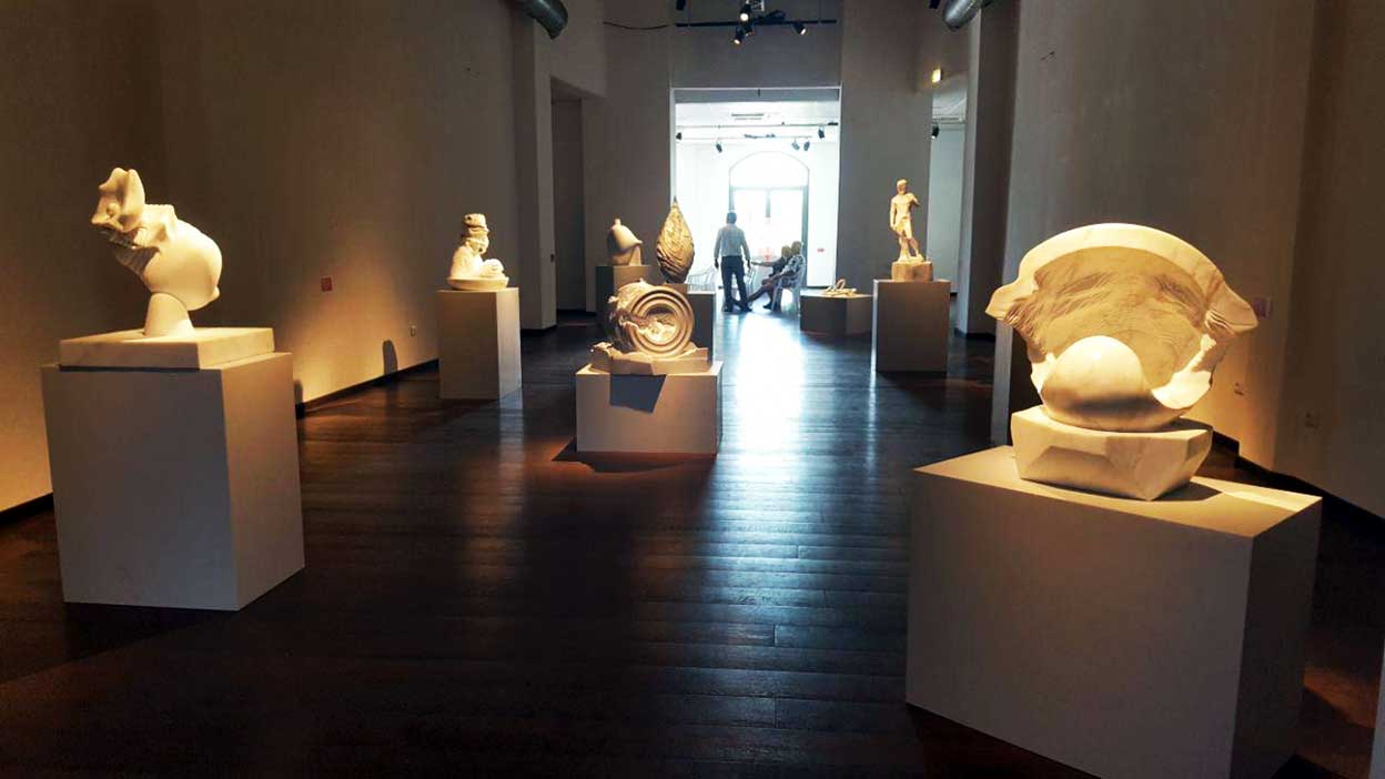 Hace ya siete años que en los talleres toscanos de Digital Stone se crean piezas elaboradas en tándem por robots y artistas. Estas son algunas de ellas.