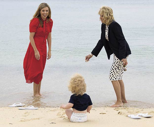 El 'momento estelar' de Carrie Johnson fue su encuentro con otra primera dama. Si algo se recordará de la última cumbre del G7 es su paseo con Jill Biden, esposa del presidente norteamericano, por la playa. Ellas, con el hijo de Boris, eclipsaron a todos los estadistas allí reunidos.
