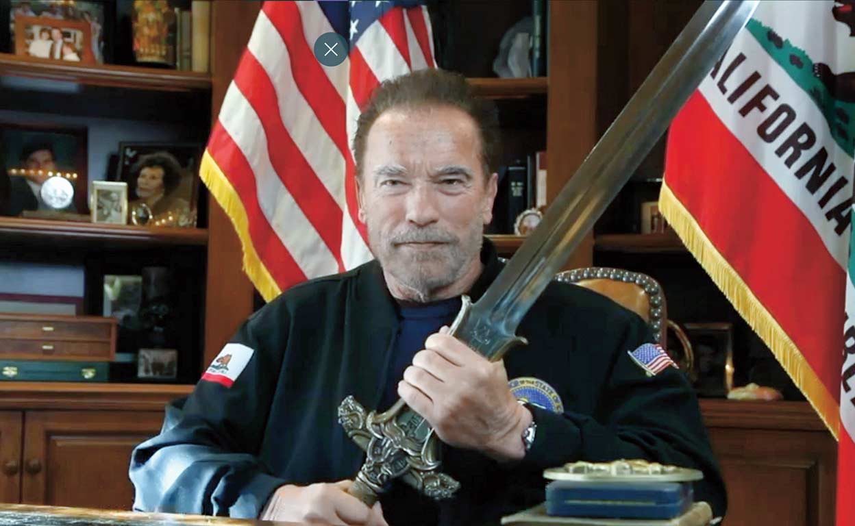 En enero, 'despidió' con un vídeo a Trump, un «líder fallido que pronto será tan irrelevante como un viejo tuit». Y entonces blandió la espada de Conan para comparar el acero con la democracia. En su casa conserva las armas de todas sus películas.