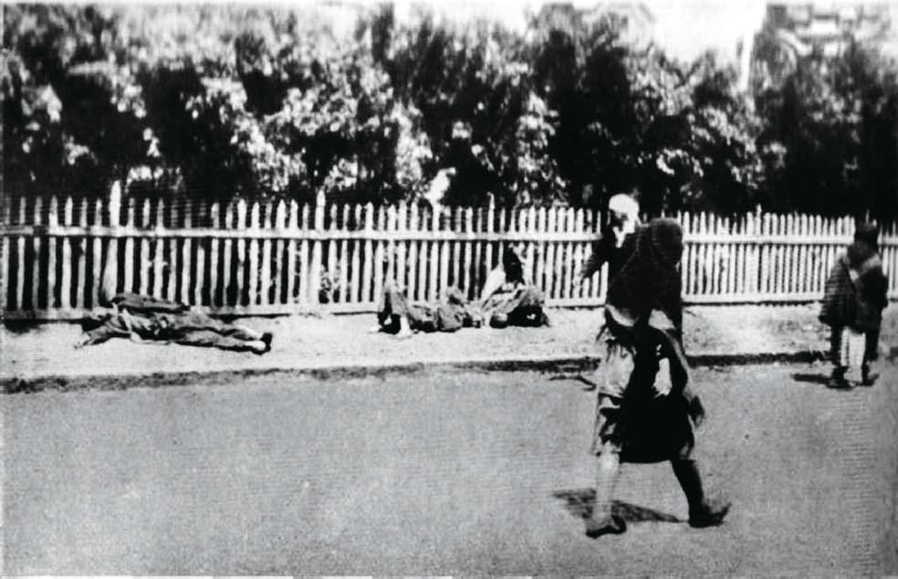 La URSS ocultó la hambruna intencionada. Esta foto la tomó, ocultándose, el austriaco Alexander Wienerberger.