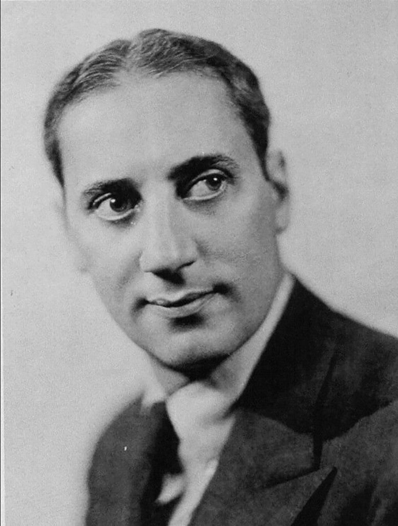 Era el tercero de cinco hermanos. Subió a un escenario a los 15 años y le gustó: «Tuve la sensación de que, por primera vez en la vida, no era un cero a la izquierda», dice en sus memorias.