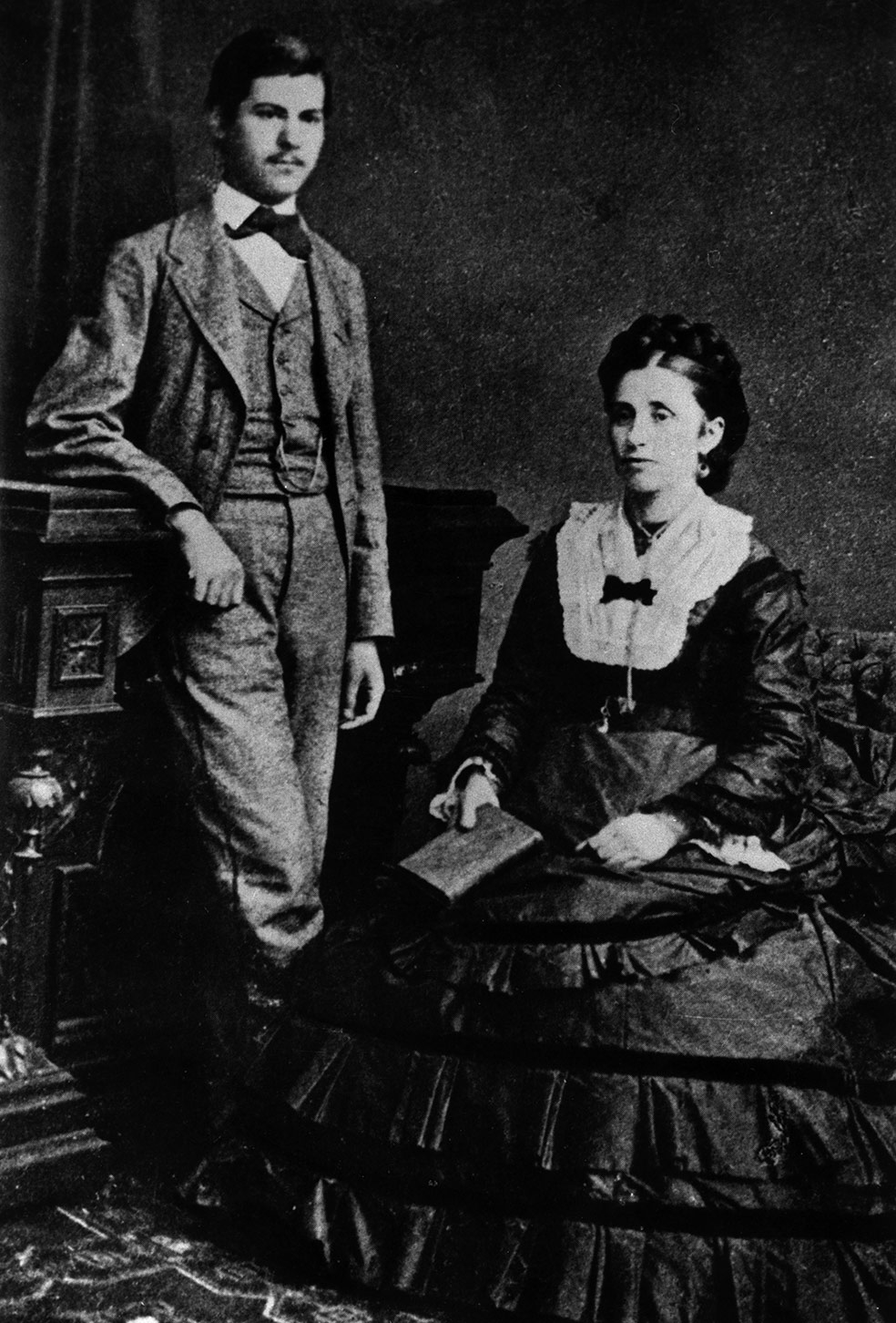 Sigmund fue el mayor de ocho hermanos y el favorito de su madre, Amalia, que no dejaba de repetirle lo extraordinario que era.