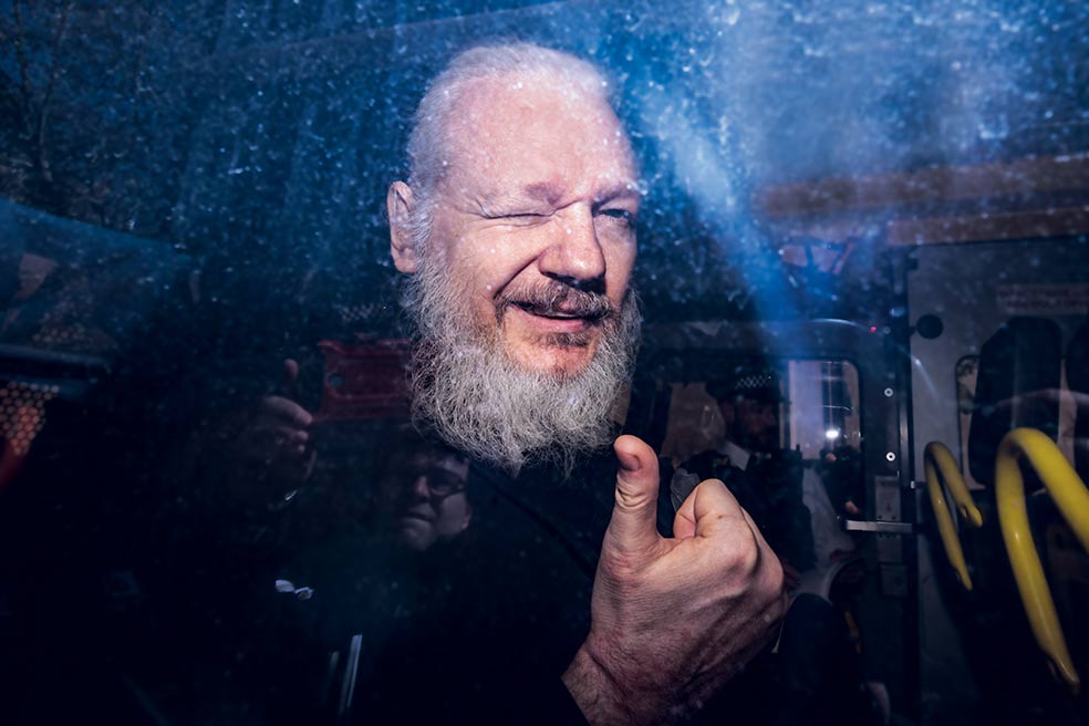 En estos momentos, Assange se encuentra en una prisión de alta seguridad en Londres, a la espera de que los británicos decidan si lo extraditan a Estados Unidos, opción contra la que el fundador de WikiLeaks está luchando con todos los medios a su alcance. Su miedo a ser entregado a Estados Unidos podría no ser exagerado: el año pasado, una investigación de Yahoo News sacó a la luz que, durante la Presidencia de Donald Trump, la CIA trabajó en diferentes planes para asesinarlo.