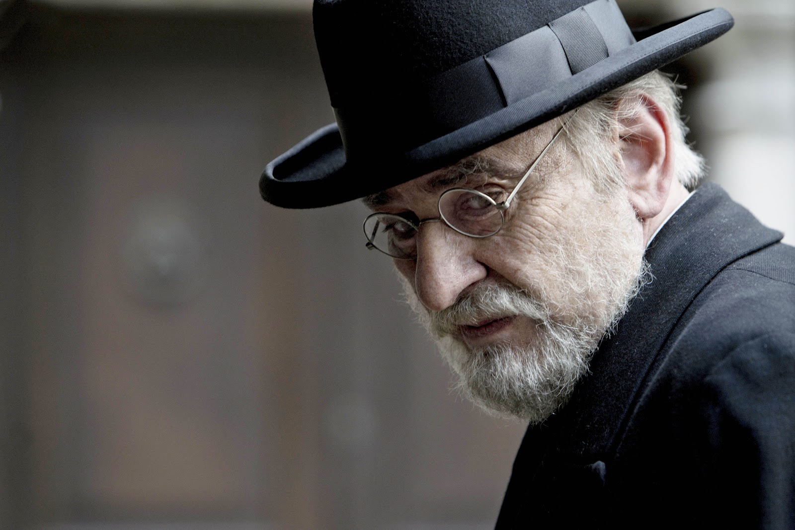 «Después de trabajar con Karra Elejalde en Mientras dure la guerra pensé: 'Con este tío me iría al fin del mundo». Es un tipo maravilloso, un loco bueno, dinamita, y posee un talento portentoso. Por so le propuse el personaje del ministro de Cultura en La Fortuna. Él no habla inglés, pero dijo que sí e insistió en que sus partes se mantuvieran en inglés. Lo aprendió fonéticamente y ha quedado, creo, bastante decente».