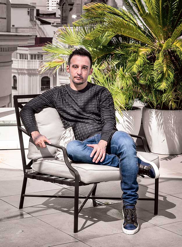 Amenábar posa para XLSemanal en el hotel Hyatt Centric, en Madrid. Allí nos habló de sus primeras lecturas, cuando era un niño tímido y solitario. «Empecé con Agatha Christie, pero en cuanto el cine entró en mi vida abandoné la literatura. Barrió con todo». El revolcón afectó también a sus gustos musicales. «Escuchaba por entonces a Mecano y cosas así, pero de pronto me convertí en adicto, un auténtico freak, a las bandas sonoras. Es lo que sigo escuchando hoy de forma compulsiva».