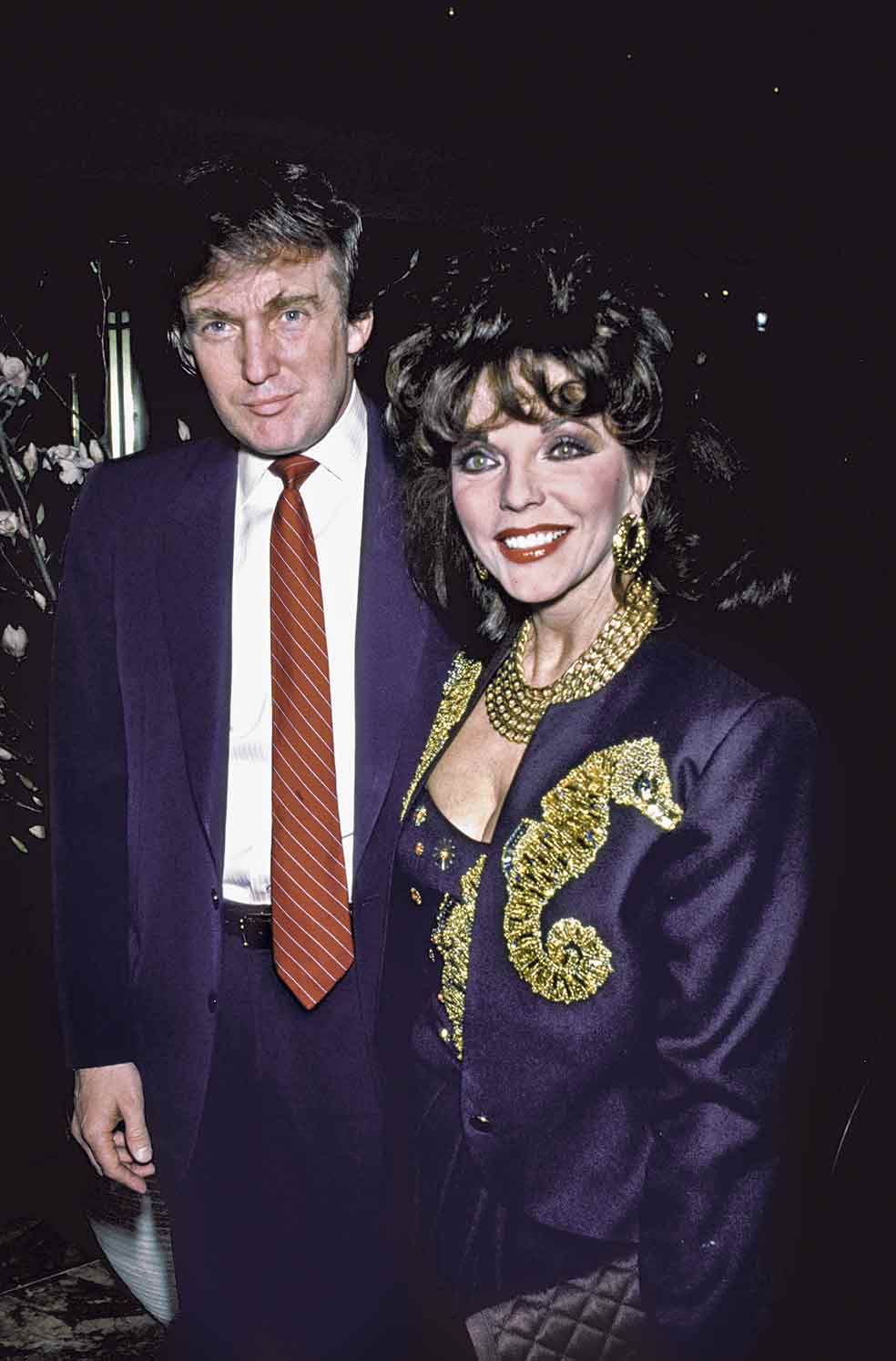 «Un estúpido y un patán», así define Joan Collins en sus memorias al anterior inquilino de la Casa Blanca. La británica es muy conservadora, pero deja clara su antipatía por Trump a pesar de que en los años 80 llegó a decir que se inspiró en él para construir su personaje de Alexis en la serie Dinastía. Ahora cuenta algo más: asegura que el multimillonario presionó a los productores de la serie para que le diesen un papel de cierta relevancia, quería ser un amante de Alexis.