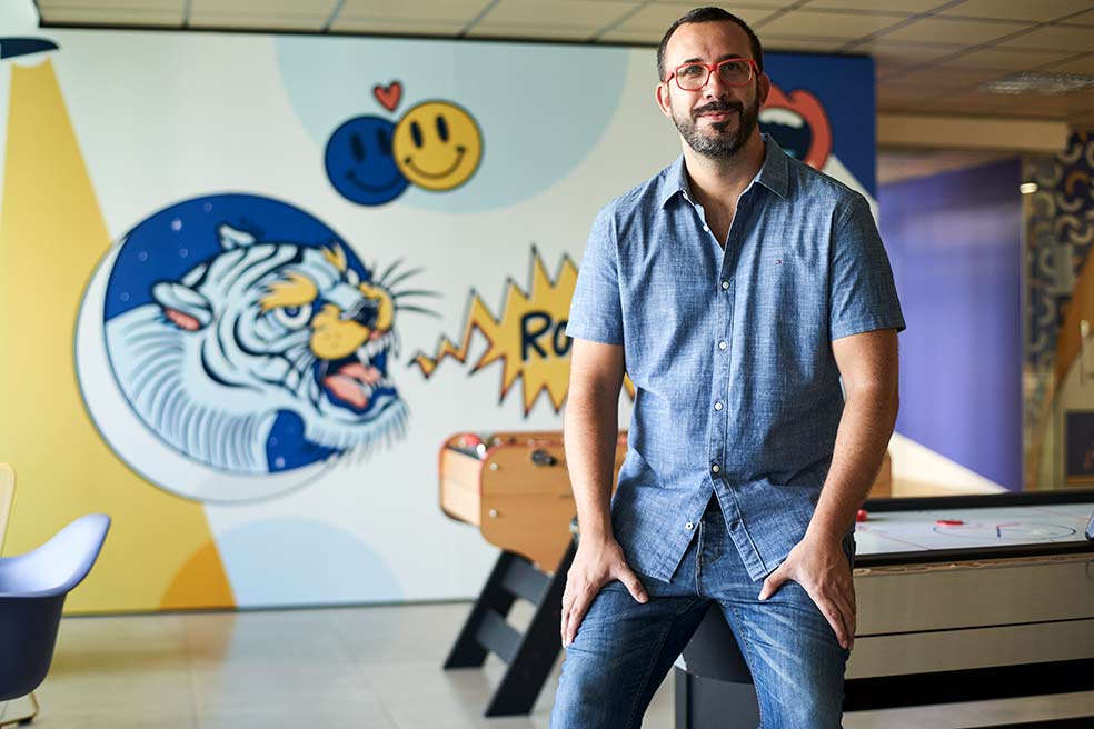 Freepik —empresa de contenidos gráficos por suscripción— es una de las compañías europeas de más rápido crecimiento, según el Financial Times. En 2020, un fondo invirtió 200 millones, y no deja de crecer. Sánchez Blanes —aquí en la sede de su empresa— planea con sus socios terminar el año con más de cien nuevos profesionales para reforzar su equipo. |