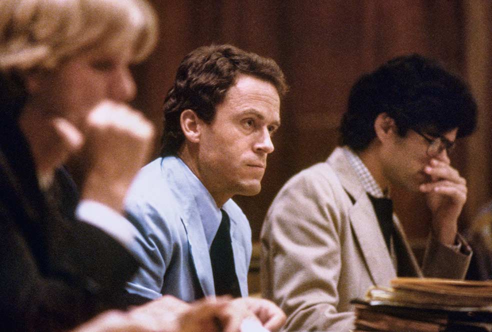 En 1979 fue juzgado por lo que se llamaron ‘los crímenes de la década’. Se lo condenó a la silla eléctrica. Bundy negó las acusaciones y afirmó ser víctima de una farsa. Fue electrocutado en enero de 1989.