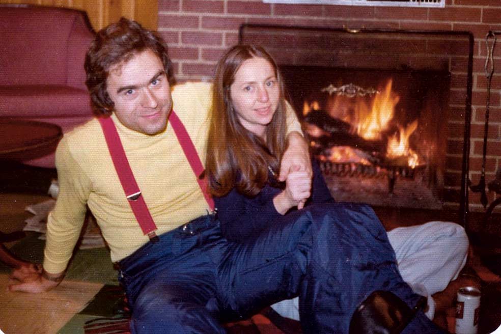Bundy con Elizabeth Kendall en una de las fotos del álbum familiar. Él ya había violado entonces a varias mujeres.