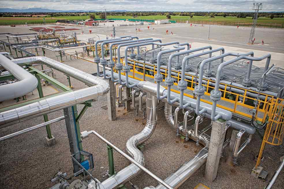 El sistema inyecta gas durante los meses de baja demanda y lo extrae y distribuye cuando la demanda crece, en los meses de invierno. Si un invierno normal ya es duro, en este, que se prevé especialmente frío, más vale que haya electricidad para los radiadores.