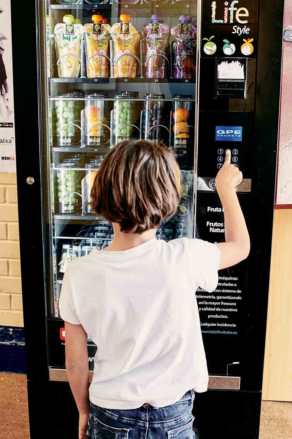 La máquina expendedora del centro Khalil Gibran en Fuenlabrada no ofrece refrescos, zumos, galletas, chocolate, bollería industrial ni patatas fritas. «la idea no gustó a todo el mundo –cuentan desde el colegio–. muchas familias no entendían por qué lo hacíamos».