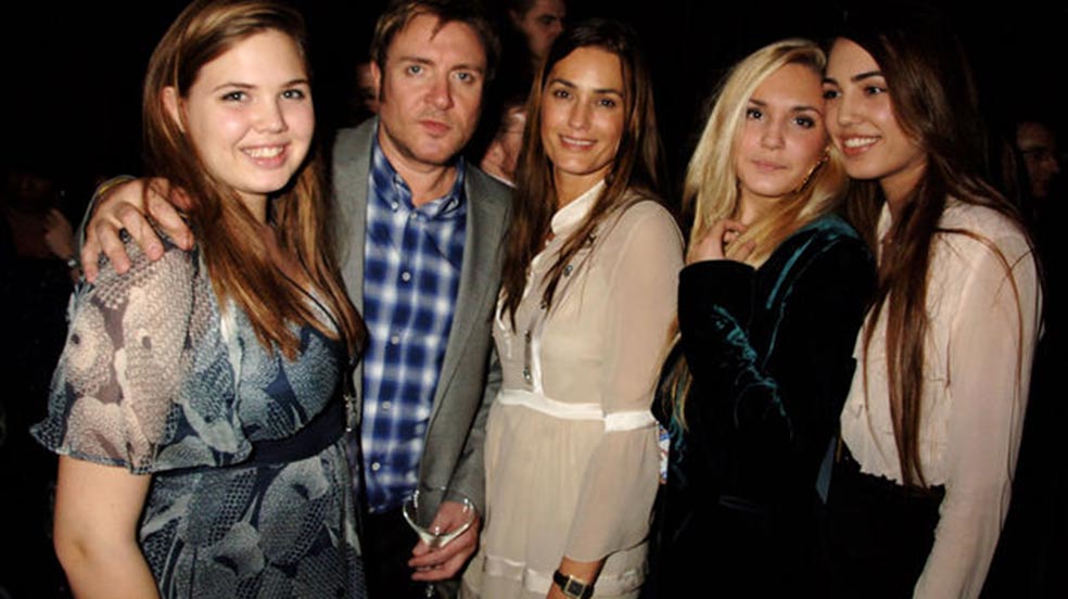 Simon Le Bon, con su mujer, Yasmine, y sus tres hijas, cuando el cantante cumplió 60 años en 2018.
