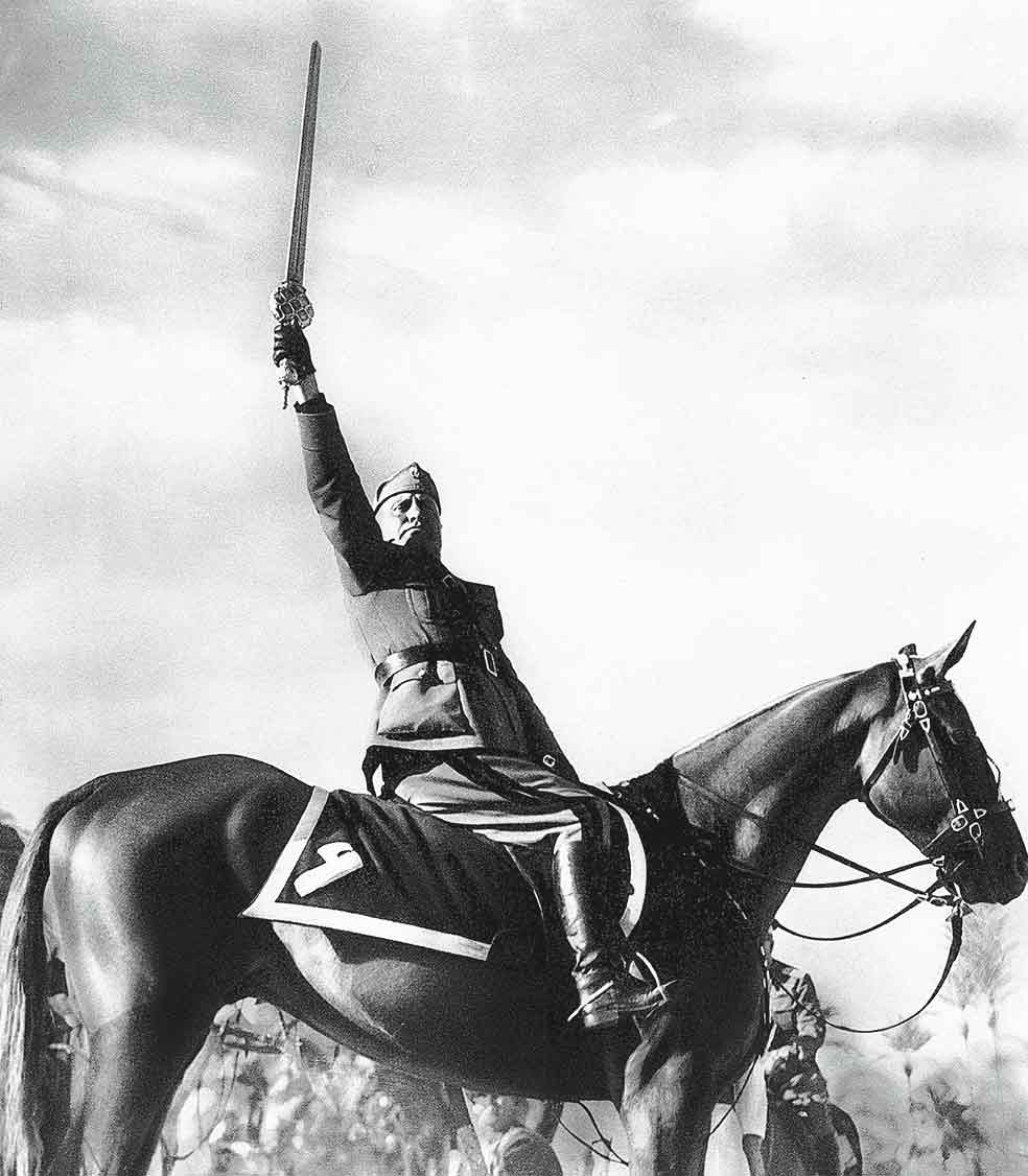 En 1937, 'pacificado' y a el país a base de sangre y fuego, el propio Mussolini se hizo proclamar «defensor del islam», con entrega incluida de un sable beduino… forjado en Florencia.