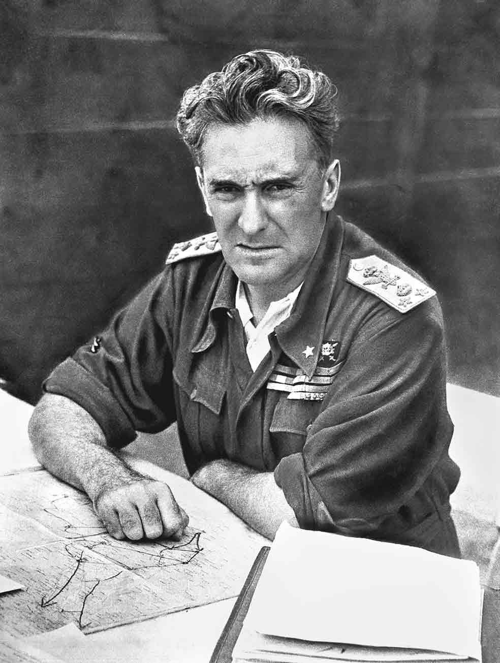 El general Rodolfo Graziani, el Carnicero de Fezzan, que dirigió la brutal conquista de Libia. Todo le valía para minar el apoyo popular a la resistencia: matanzas de civiles, fusilamientos, quema de pueblos...