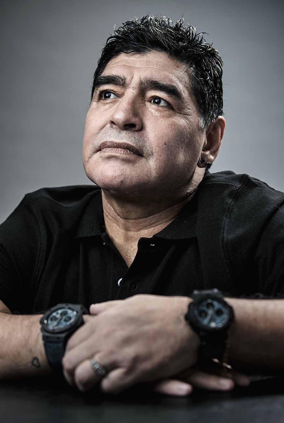 El 30 de octubre de 2020 Maradona celebró su último cumpleaños: 60. Vivía aislado en una urbanización de la provincia de Buenos Aires, después de romper con su última pareja, Rocío Oliva, una exfutbolista de 29 años. Habían pasado por todo: ella lo acusó de maltrato; él la hizo detener por robo… Maradona dijo que quien le ha devuelto la ilusión era su hijo Dieguito Fernando, de 7 años, a quien durante años no quiso ver. Quería celebrar su 60 cumpleaños juntado a todos sus hijos, los cinco reconocidos hasta ahora. Hay otros seis (cuatro en Cuba) que le reclaman la paternidad. No pudo ser. Ya no habrá más cumpleaños.