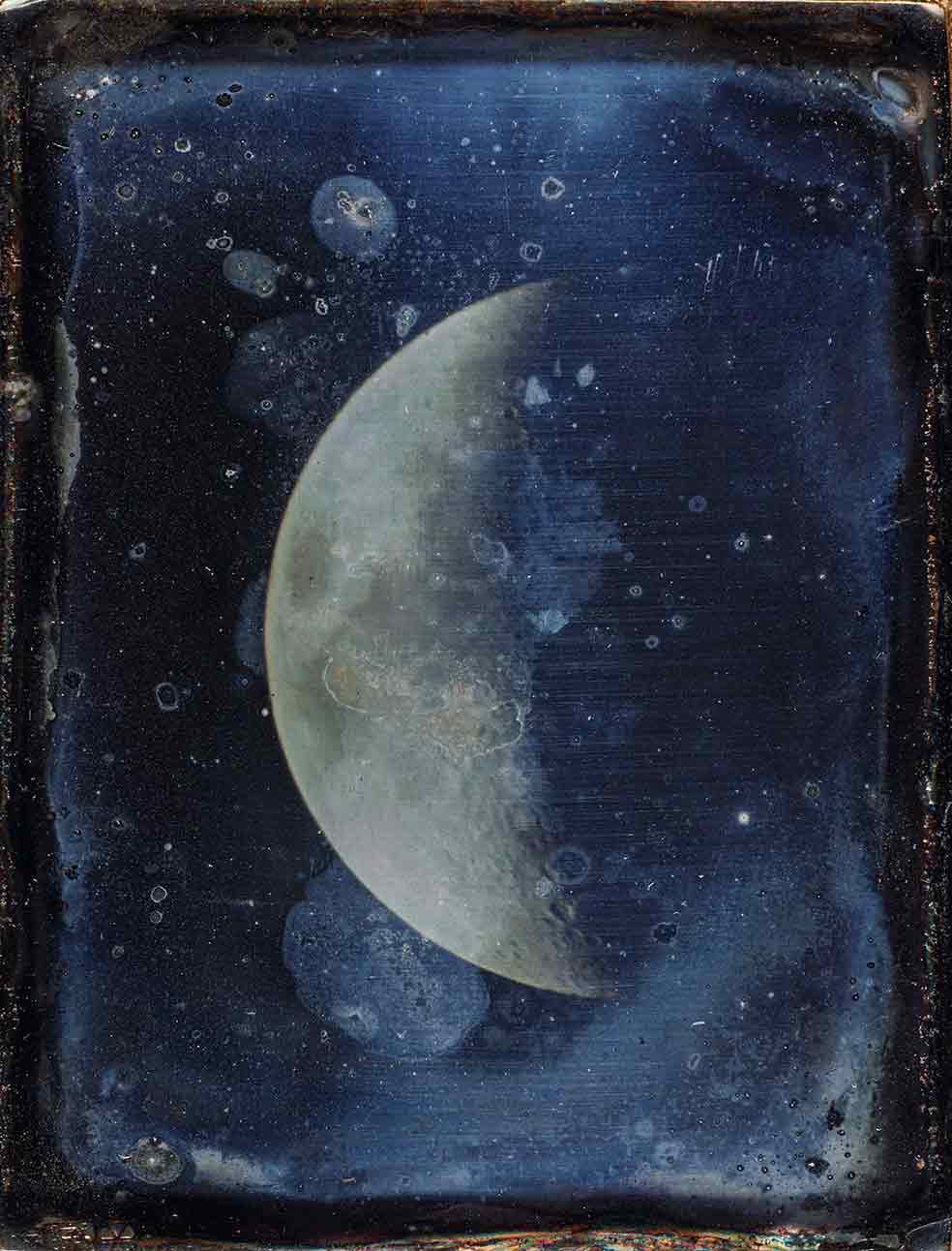 John Adams Whipple tomó en 1852 la primera foto de la Luna. Louis Daguerre hizo un daguerrotipo, en 1839, que se perdió.