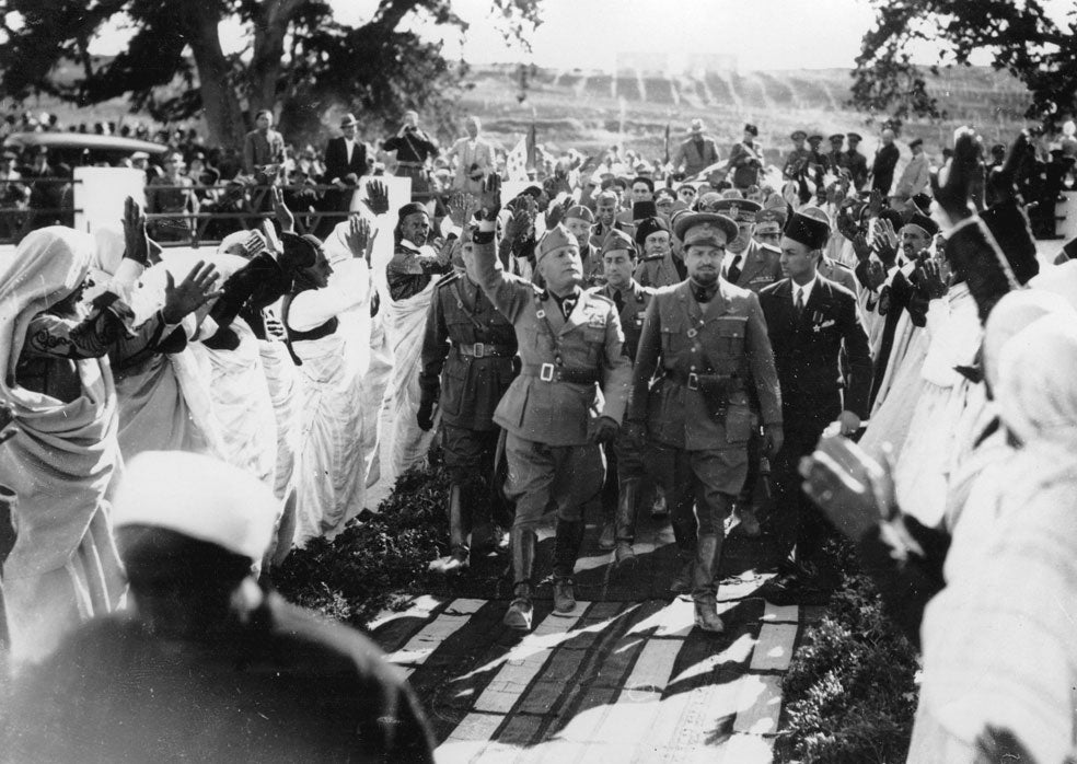 Mussolini durante una visita a Libia en 1937. La ocupación se prolongaría todavía una década.