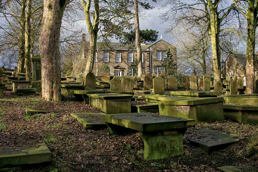 Casa de las hermanas Brontë en Haworth (Gran Bretaña). Al ser su padre el vicario del pueblo, el cementerio colindaba con su vivienda.