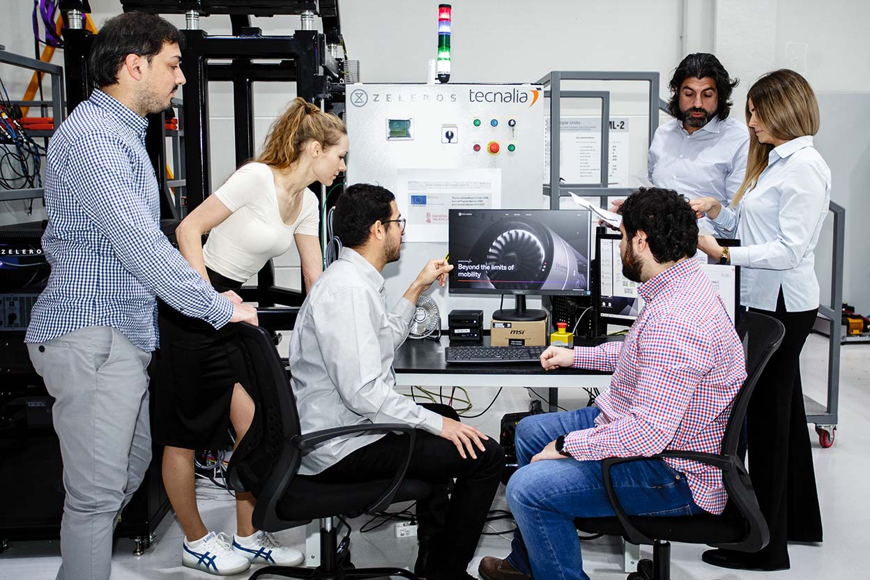 El equipo de Zeleros, seleccionado por Elon Musk entre más de 300 proyectos de todo el mundo, desarrolla el Hyperloop en Valencia. Es una cápsula que circula por un tubo a 1000 kilómetros por hora y combina lo mejor del avión y el tren.