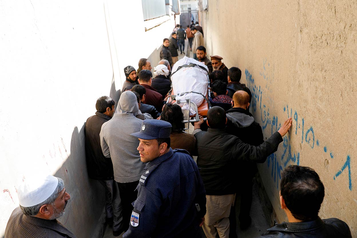 La mañana del 17 de enero, las juezas Kadria Yasini, de 53 años, y Zakia Herawi, de 47, circulaban en coche cuando un par de pistoleros abrieron las puertas de golpe. Yasini recibió cinco balazos a quemarropa. Herawi, tres. Su entierro (en la foto) tuvo que hacerse casi en secreto y con máxima protección.