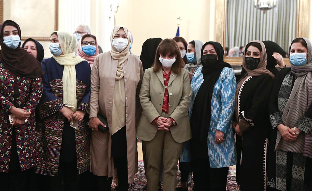 Parte de las juezas y abogadas refugiadas en Grecia posan con la presidenta del país, Katerina Sakellaropoulou. Agradecen la acogida, pero están a la espera de visados para poder legalizar su situación y moverse a otros países donde puedan seguir trabajando.