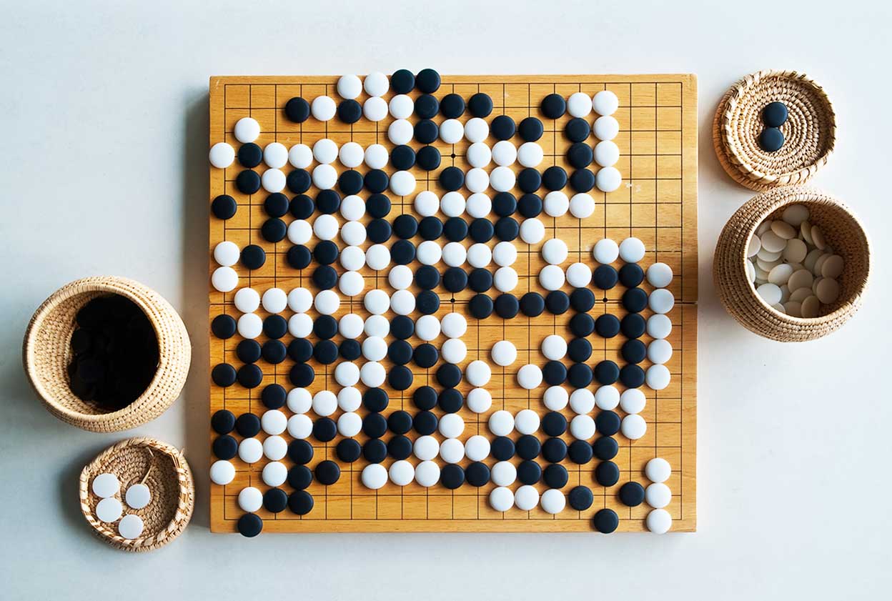 Fue echando una partida al go, un juego de estrategia asiático cercano al ajedrez, cuando le vino la inspiración a Masahiro Hara para crear el código QR. La imagen del juego deja clara la similitud formal.