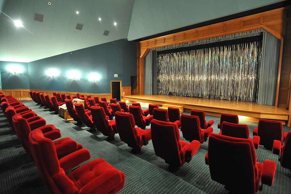 El rancho del rey del pop contaba también con un gran cine de 50 butacas tapizadas en terciopelo rojo y alfombra verde. Incluso había un puesto con golosinas.