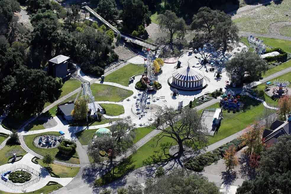 El parque de atracciones que el músico diseñó para su finca contaba con noria, carrusel, sillas voladoras, carpa de circo, etc. Desde su inauguración en 1998, el hogar de Michael se convirtió en un lugar de entretenimiento donde invitaba a niños. Las atracciones fueron desmanteladas tras su muerte en 2009.