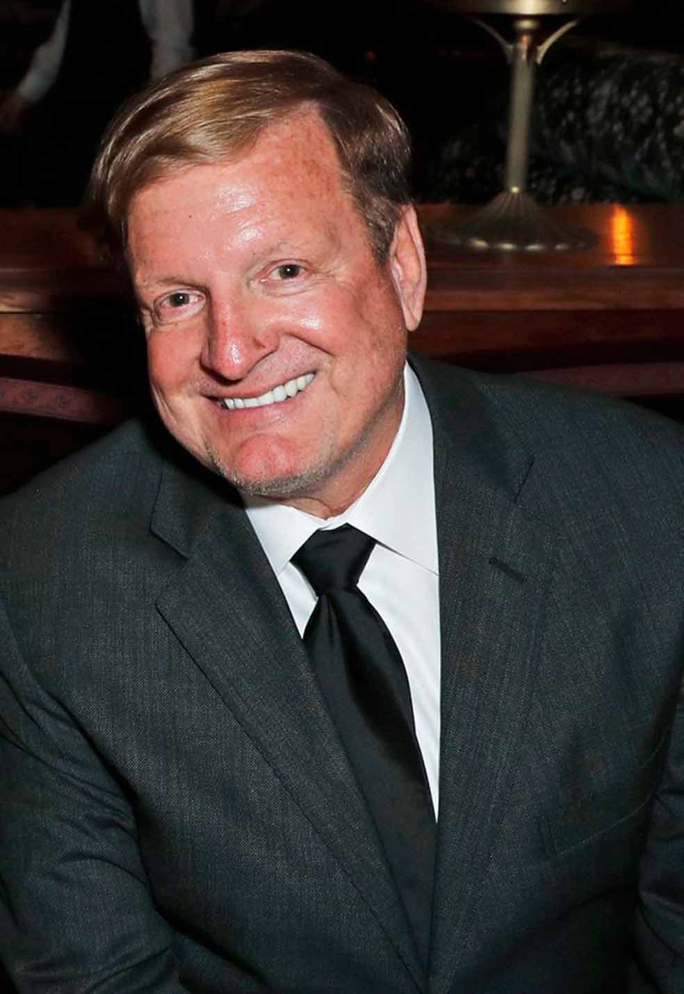 El empresario Ron Burkle, de 68, años es el nuevo propietario de Neverland. Su único comentario sobre la compra es que le interesa la propiedad, el enorme terreno en el que se ubica el rancho, que necesita un gran trabajo de restauración y que aún no ha decidido qué hará con él. En la foto que abre este reportaje, la entrada principal del rancho, cuando salió a la venta por primera vez.