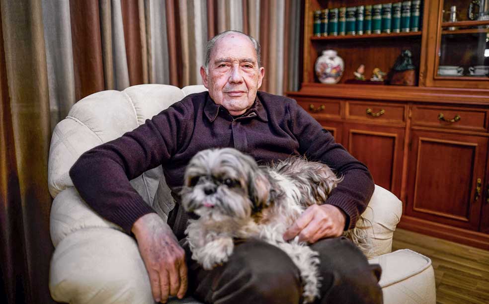 Este jubilado de 78 años promovió una recogida de firmas en reclamo de atención humana en los bancos y logró 600.000 apoyos. La vicepresidenta Nadia Calviño y el gobernador del Banco de España lo han atendido. Las cifras hablan de 'deshumanización': en 2007 había 45.000 oficinas bancarias en España. Hoy, poco más de 15.000. Y solo un empleado por cada 268 clientes (en Alemania, uno por cada 143).