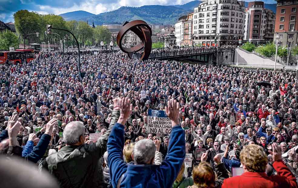 Este lema de Carlos San Juan se ha convertido en un clamor. Los pensionistas vascos (en la foto) llevan cuatro años movilizándose para mantener su poder adquisitivo. «La banca ha aprovechado la pandemia para despedir y acelerar la transición digital», denuncian.
