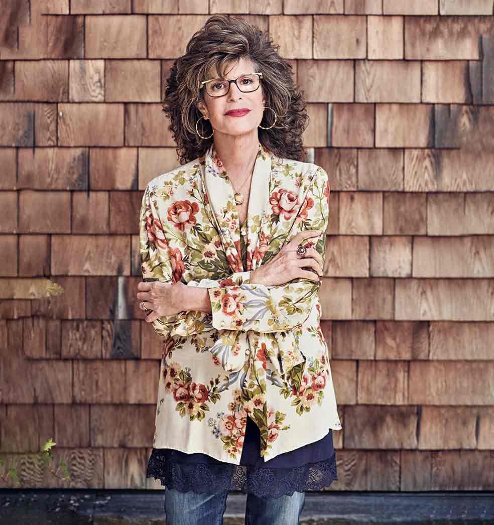 Shoshana Zuboff, autora de 'La era del capitalismo de la vigilancia', es muy clara en su explicación de este fenómeno y sus consecuencias, pero reconoce la dificultad de implementar soluciones. Las nuevas tecnologías están tan imbricadas en nuestra sociedad, nuestra economía y nuestro comportamiento, que necesitan una revisión global.