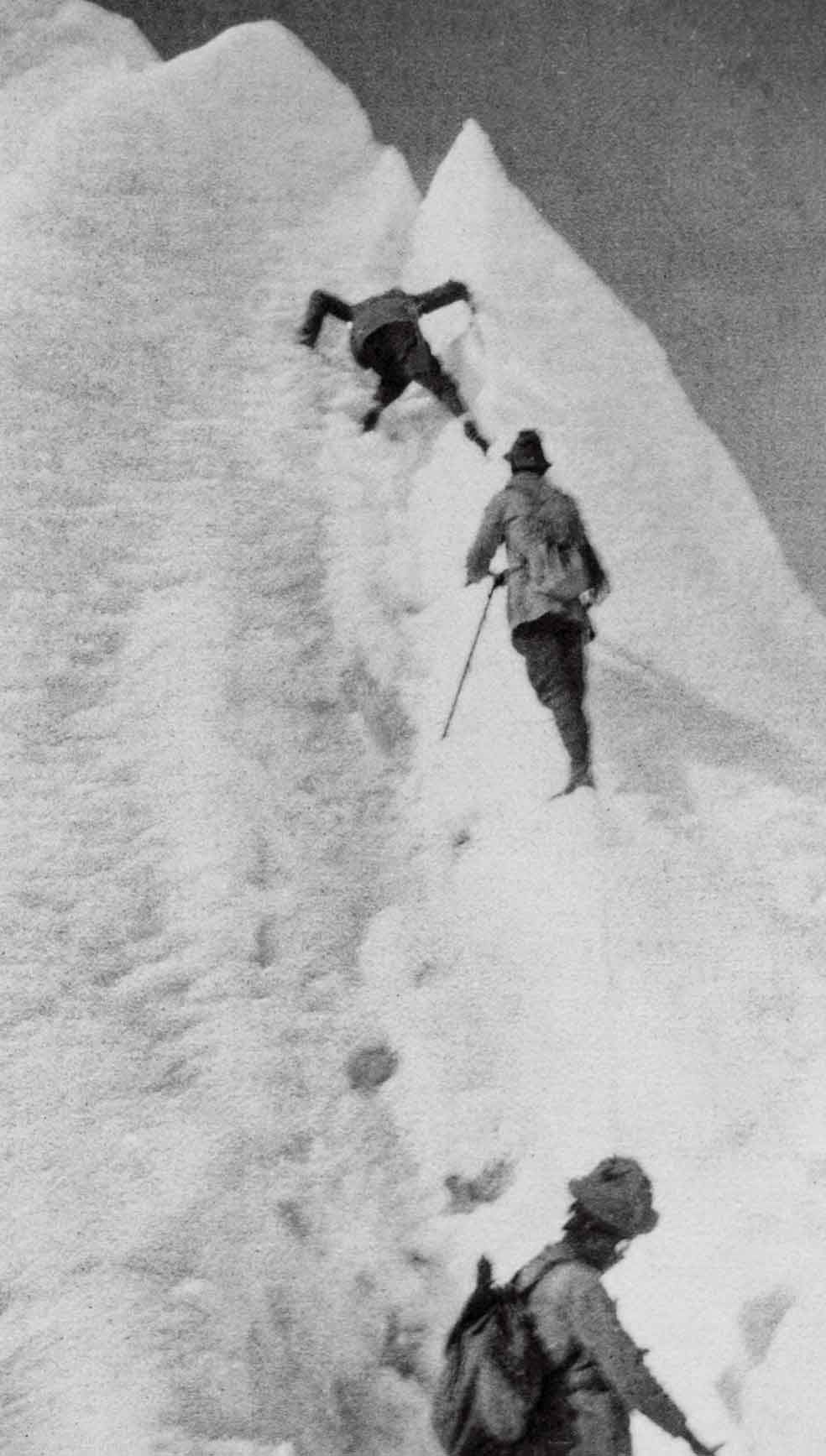 A los expertos de hoy no deja de asombrarles que hicieran la expedición en 1924 con simples botas con tachuelas y prendas de lana y tela de gabardina.