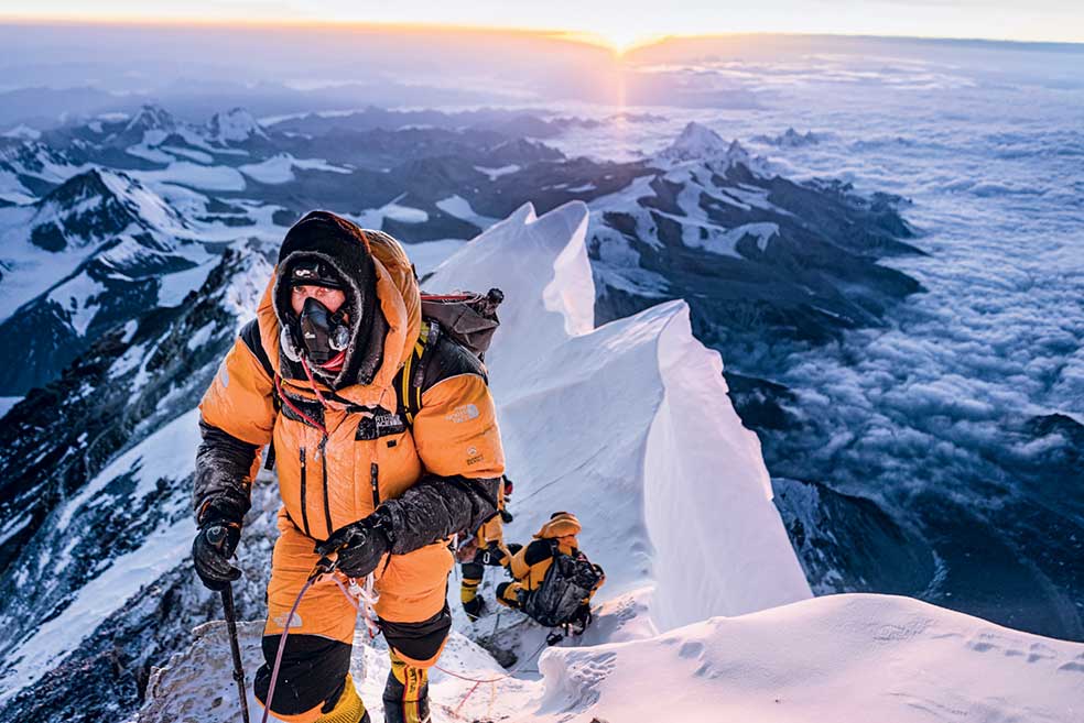 El alpinista Mark Synnott ascendiendo el Everest por una ruta peligrosísima en busca del cadáver de Andrew Irvine, desaparecido allí junto con George Mallory en 1924. Los restos de Mallory se hallaron en 1999.