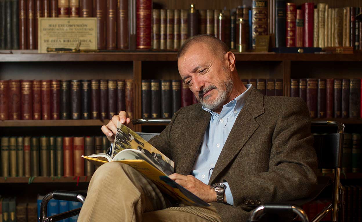 Arturo Pérez-Reverte cumple 1500 domingos con su 'Patente de corso' en 'XLSemanal'