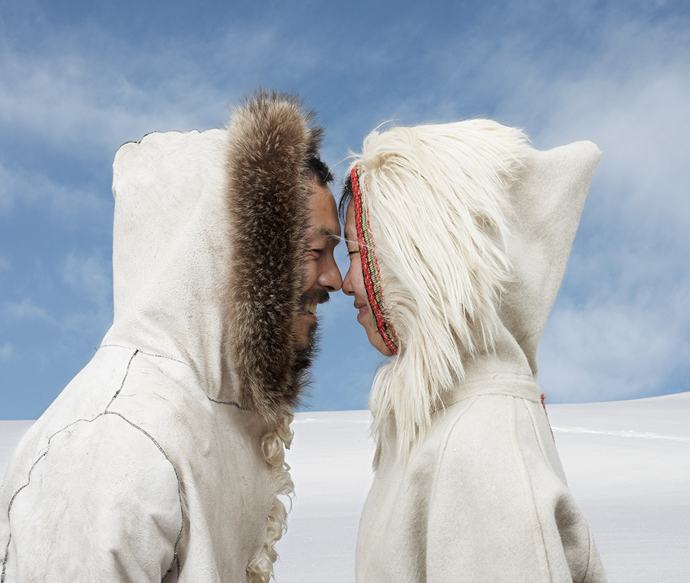 Señal de afecto entre seres queridos inuits. Nada erótico, es sin labios: sólo se rozan las narices, por ser lo único que llevaban descubierto...